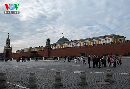Quảng trường Đỏ tạo nên không gian tách điện Kremli ra khỏi khu vực thương mại trong lịch sử cũng như Cửa hàng Bách hóa (GUM) ở phía đông. Bức tường của Điện được xây dựng từ thế kỷ 16.